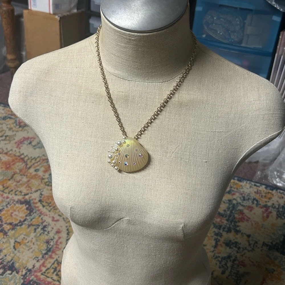 Betsey Johnson Surfmaid Iridescent Scallop Shell Clam Pearl AB Lucite Necklace - Picture 2 of 7